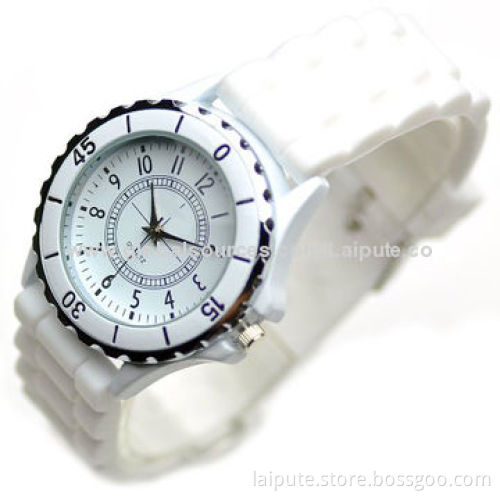 Luxury Rubber Quartz Analog Stainless Steel Wristwatch with Japanese Movement and Three Crowns